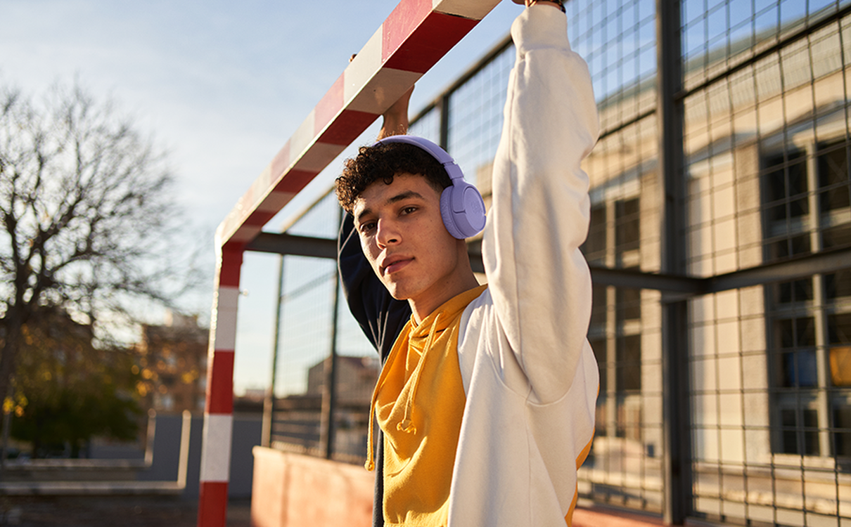 jbl tune 520bt lifestyle image purple 904x560