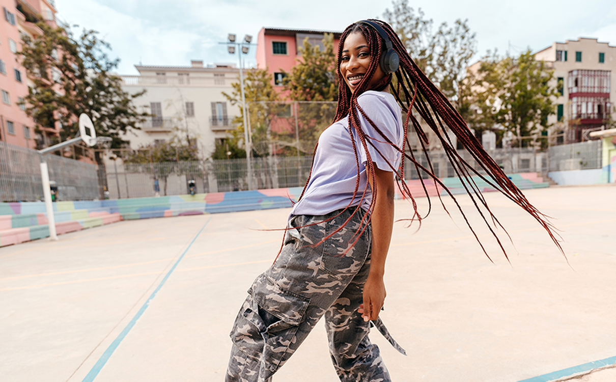 jbl tune 520bt lifestyle image black 904x560