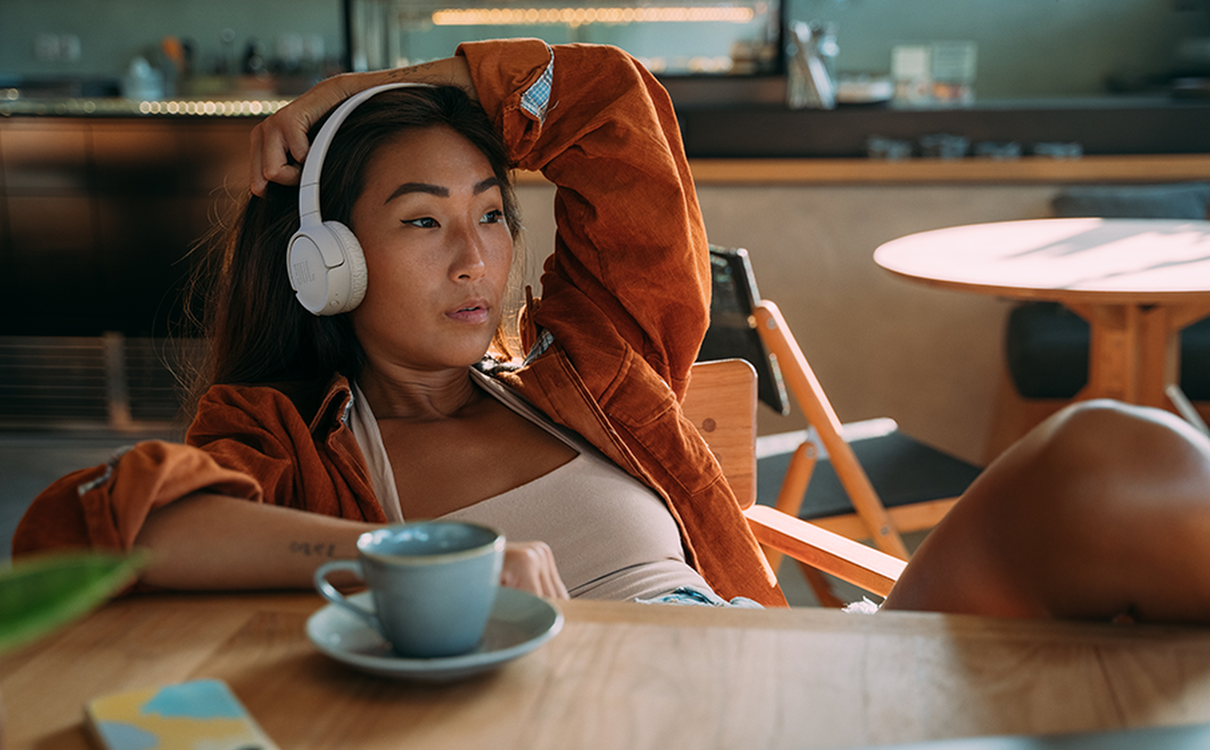 jbl tune 520bt lifestyle image white 904x560